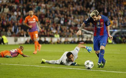 El davanter del Barça Lionel Messi marca davant del porter Claudio Bravo, del Manchester City.