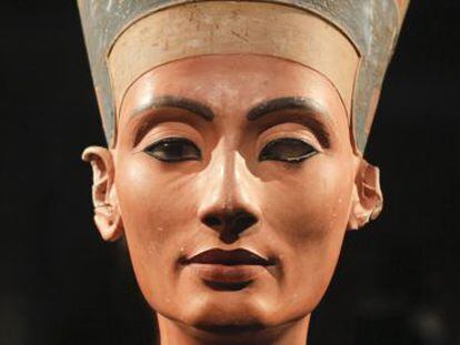 El busto de Nefertiti, en el Neues Museum de Berlín, Alemania.