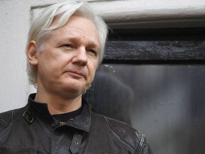 Julian Assange, en mayo del año pasado en el balcón de la Embajada de Ecuador en Londres.