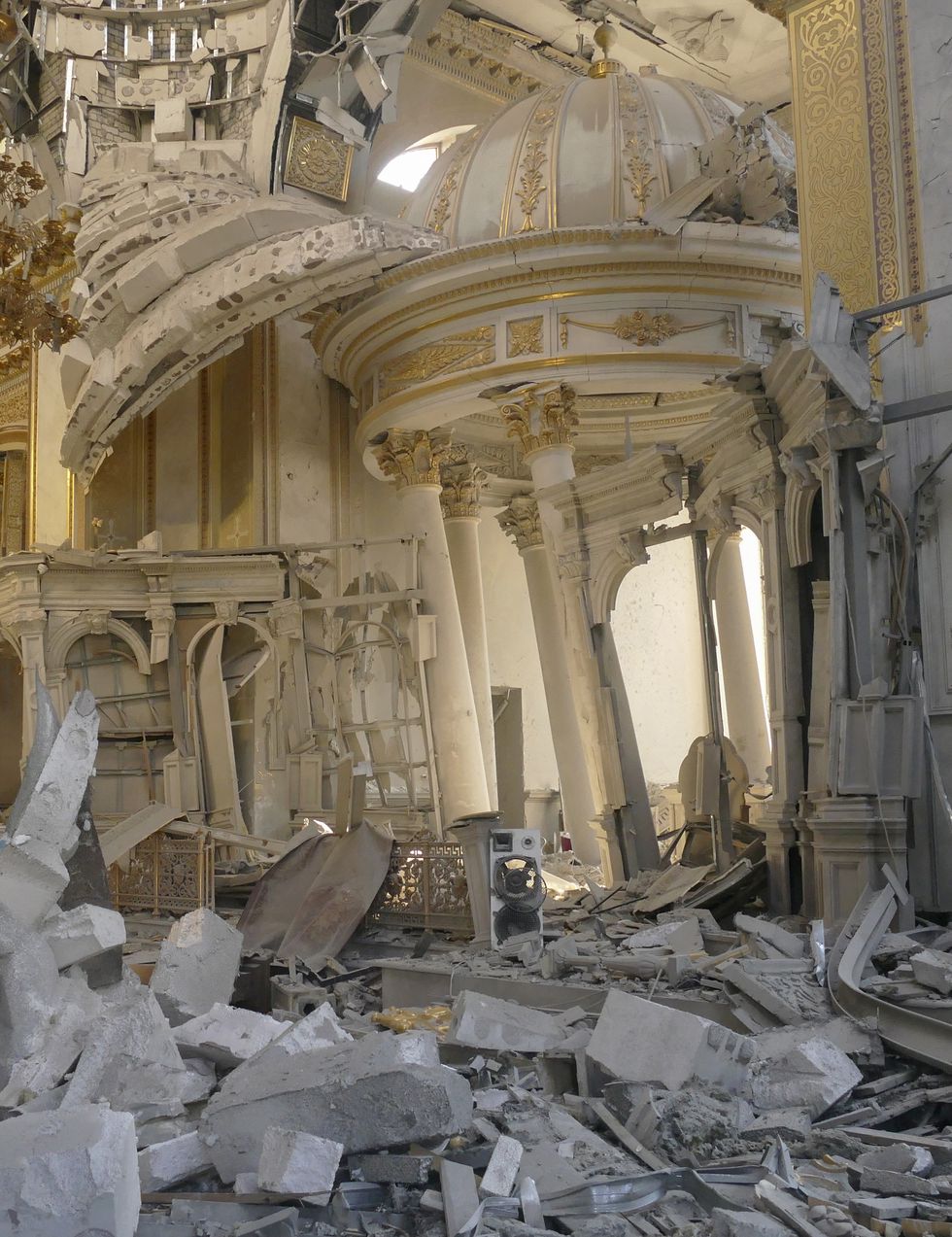 Interior de la catedral de la Transfiguración de Odesa tras el ataque ruso