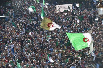 Miles de argelinos se manifiestan este viernes en Argel.