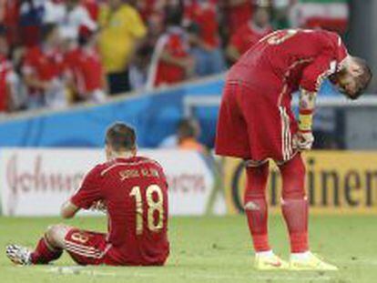 . Rio De Janeiro (Brazil), 18/06/2014.- Sergio Ramos (R) and Jordi Alba of Spain during the FIFA World Cup 2014 group B preliminary round match between Spain and Chile at the Estadio do Maracana in Rio de Janeiro, Brazil, 18 June 2014.   (RESTRICTIONS APPLY: Editorial Use Only, not used in association with any commercial entity - Images must not be used in any form of alert service or push service of any kind including via mobile alert services, downloads to mobile devices or MMS messaging - Images must appear as still images and must not emulate match action video footage - No alteration is made to, and no text or image is superimposed over, any published image which: (a) intentionally obscures or removes a sponsor identification image; or (b) adds or overlays the commercial identification of any third party which is not officially associated with the FIFA World Cup) (Brasil, Espa&ntilde;a, Mundial de F&uacute;tbol) EFE/EPA/ABEDIN TAHERKENAREH EDITORIAL USE ONLY