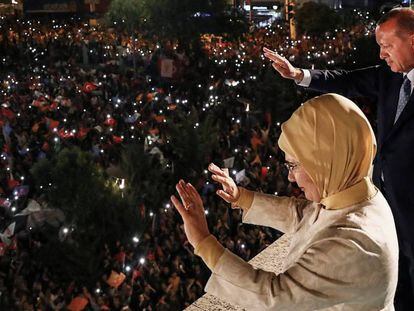 El presidente Turco, Recep Tayyip Erdogan, y su esposa, Emine, saludan a sus seguidores en Ankara. En vídeo, las claves de la victoria de Erdogan.