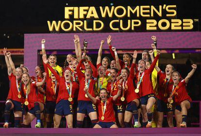 Las jugadoras de la selección española levantan el título de campeonas del mundo, ayer en Sídney (Australia).