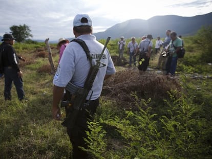 Guardias comunitarias y Policía de Guerrero buscan a los desaparecidos de Iguala.