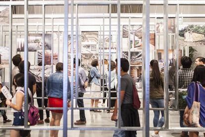 Visitantes de la muestra 'Unfinished', en el Centro Cultural de España, en Ciudad de México.