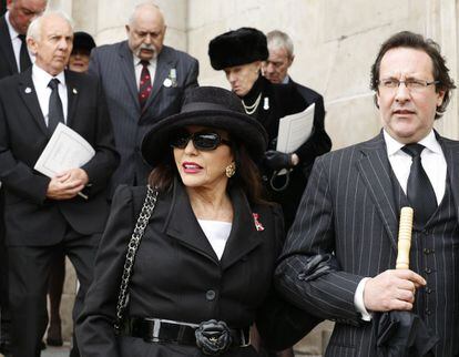 La actriz Joan Collins y su marido, Percy Gibson, salen de la Catedral de San Pablo tras los funerales por la muerte de la ex primera ministra Margaret Thatcher, Londres.