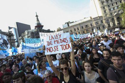 Miles de manifestantes protestaron este jueves en Buenos Aires contra la designación de jueces por decreto y a favor de la ley de medios.