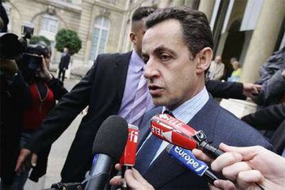 El ministro del Interior francés, Nicolas Sarkozy, se dirige a la prensa en París.