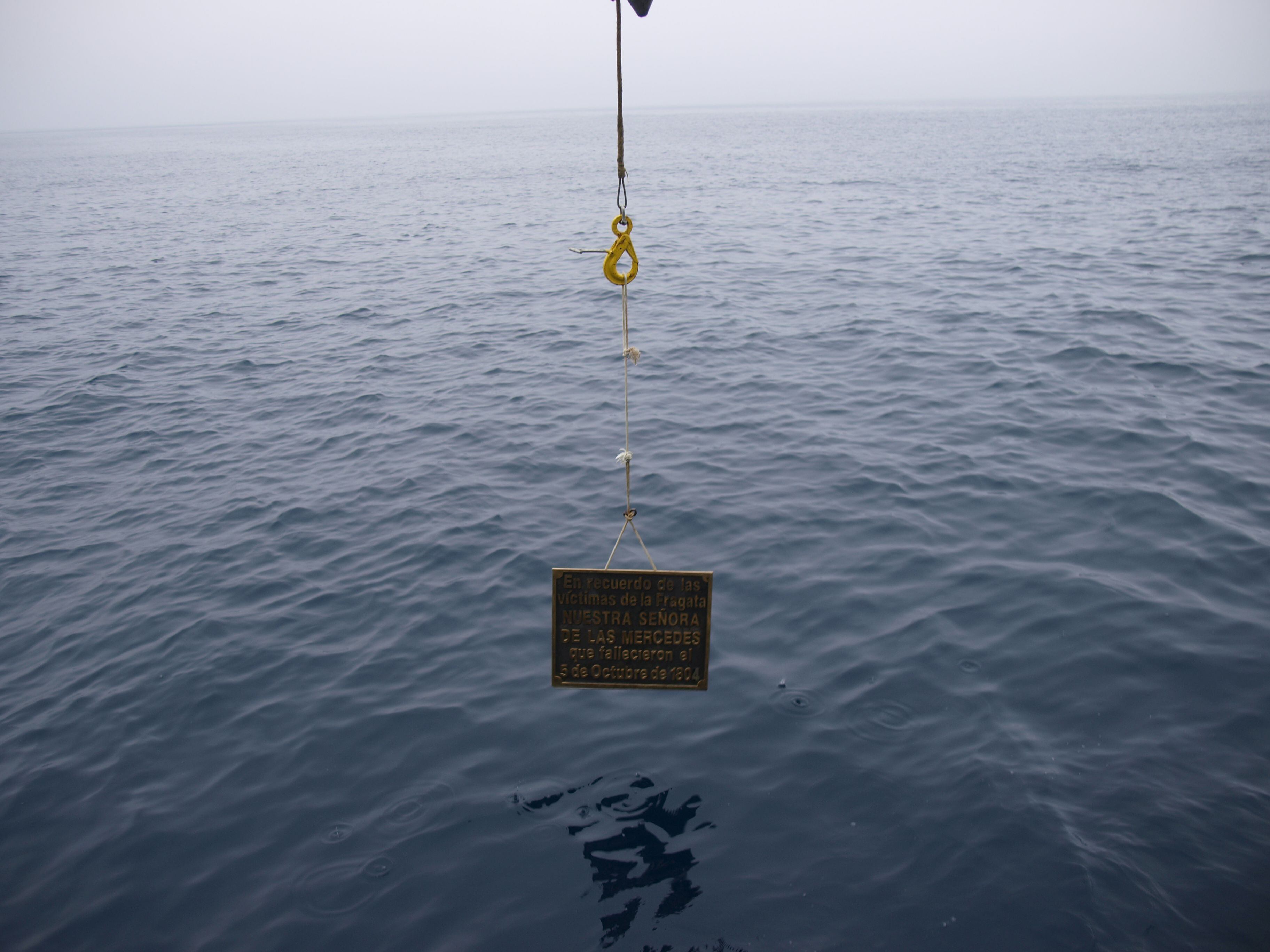 Inmersión de la placa que recuerda a los 275 fallecidos en el hundimiento de la 'Mercedes'.