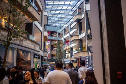 Visitantes del nuevo centro comercial Mítikah el día de la inauguración. 