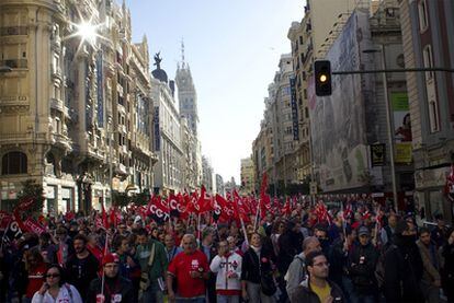 Cientos de manifestantes recorren la Gran Vía de Madrid.
