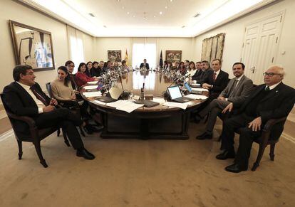 Pedro Sánchez preside el primer Consejo de Ministros celebrado, este martes, en el palacio de la Moncloa.