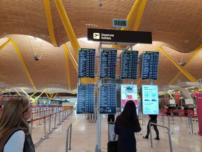 Paneles del aeropuerto de Madrid-Barajas.