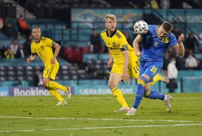 Dovbyk controla antes de marcar en Glasgow el segundo gol para Ucrania en el último minuto de la prórroga ante Suecia.