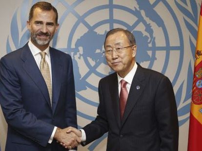 El rey Felipe saluda a Ban Ki-moon en la ONU.