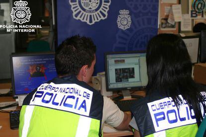 Polic&iacute;as rastrean las redes en busca de ciberdelincuentes.