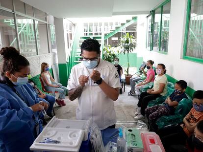 Un trabajador de salud prepara una dosis para vacunar niños en Ciudad de México, en julio de 2022.