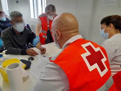 Un equipo de Cruz Roja atiende a varias personas llegadas en una patera a Alicante esta semana.