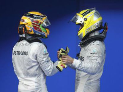 Lewis Hamilton y Nico Rosberg se felicitan por su tercer y cuarto puesto en el GP de Malasia