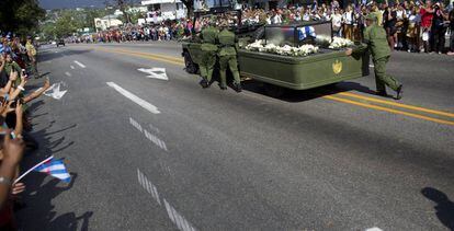 Tres militares empujan el jeep que transporta las cenizas de Castro, ayer en Santiago.