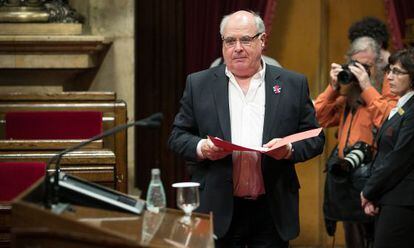 Lluis Rabell, líder de Catalunya Sí que es Pot, dirigiéndose al atril del Parlament.