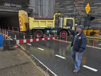 Nueva York reabre al tráfico el último túnel inundado tras el paso de Sandy