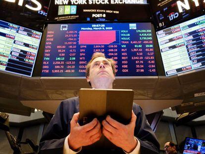 Un 'broker' en la Bolsa de Wall Street, en Nueva York (Estados Unidos).