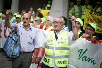 Decenas de &#039;iaioflautas&#039; ocupan la sede de la Seguridad Social en Barcelona contra la reforma de las pensiones.
 
