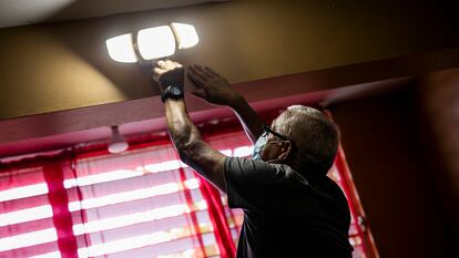 Domingo Costas Feliciano muestra cómo instaló unas luces solares para lidiar con los constantes apagones en el sistema eléctrico de Puerto Rico.