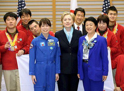 Hillary Clinton posa junto a Naoko Yamazaki y Chiaki Mukai, primeras mujeres astronautas japonesas, y varios atletas paralímpicos japoneses.