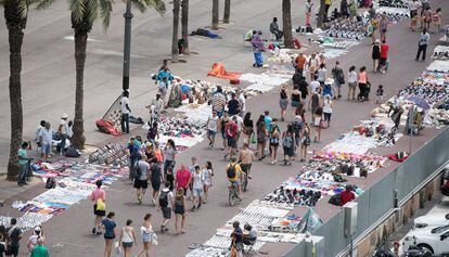 Decenas de manteros d&iacute;as antes del desalojo del zoco de la Barceloneta