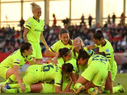Las jugadoras del Barcelona celebran el gol de Hamraoui ante el Bayern.