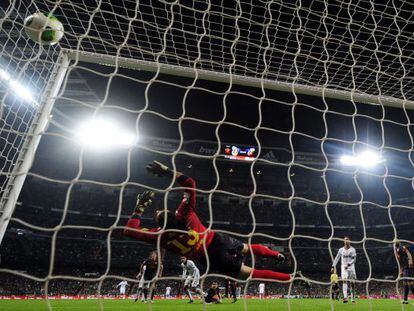 Varane, al fondo, marca el gol del Madrid