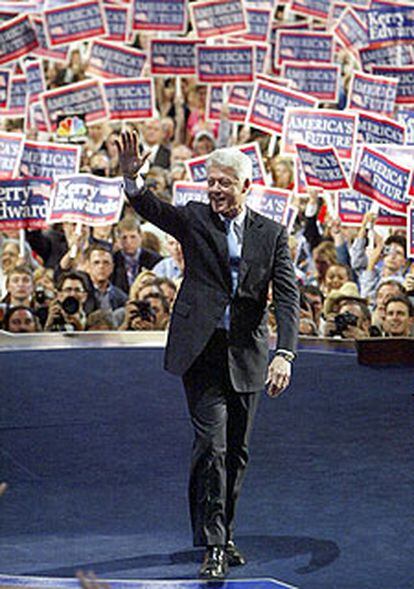 El ex presidente Bill Clinton saluda a los asistentes a la convención demócrata el lunes por la noche.