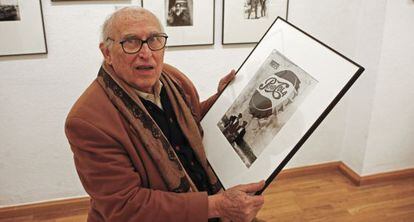 Oriol Maspons, con una de sus fotografías en 2008.