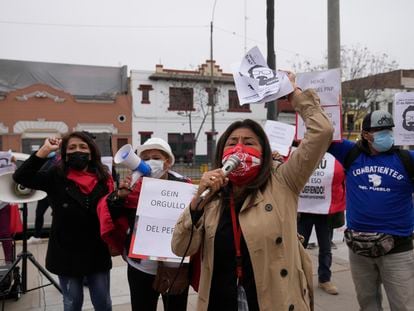 Un grupo de personas se reunió frente a la dirección antiterrorista para celebrar la muerte de Abimael Guzman, en septiembre de 2021.