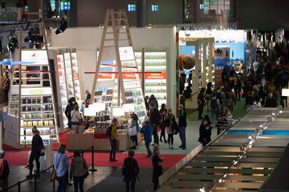 Visitantes, en octubre de 2021, en el Hall 3.0 de la Feria del Libro de Fráncfort. 
