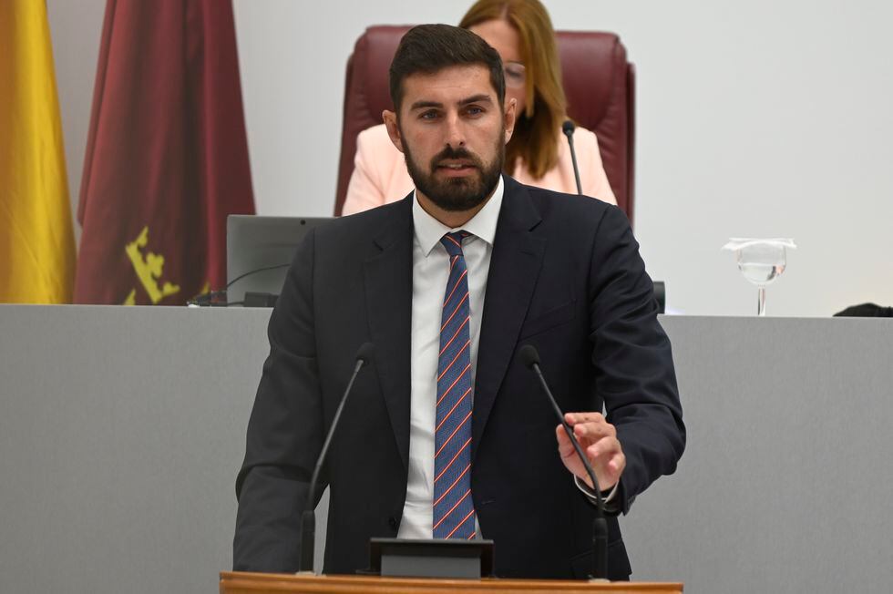 El presidente de Vox en Murcia, José Ángel Antelo, interviene durante la reanudación del debate de investidura en la Asamblea Regional, este lunes en Cartagena.