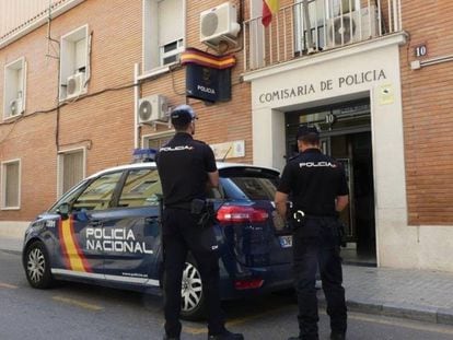 Agentes de policía en la comisaría de Alicante.