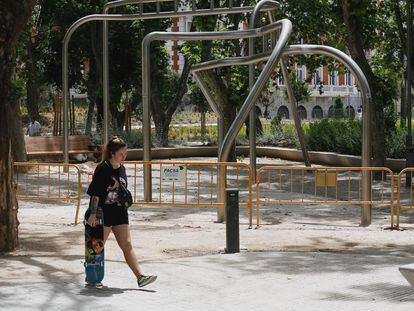 Las vallas rodean los columpios del parque infantil de la recién inaugurada plaza de España de Madrid y está prohibido usarlos.