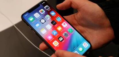 Una persona usa un teléfono móvil.