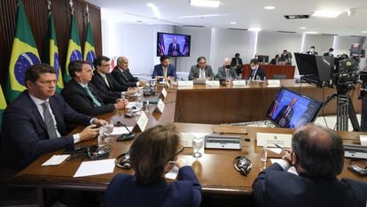 El presidente de Brasil, Jair Bolsonaro, y miembros de su Gobierno participan desde Brasilia en la cumbre del clima convocada por EE UU, este jueves.