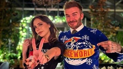 David y Victoria Beckham, con jerseys navideños en diciembre de 2021.