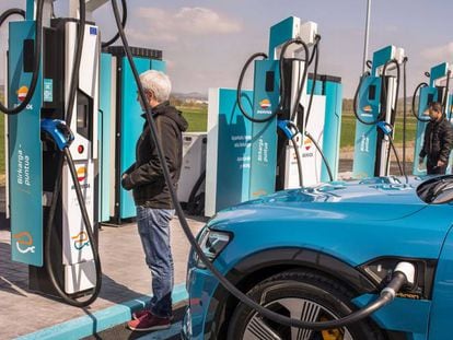 Estación de servicio de carga eléctrica ultrarrápida en Lopidana, Álava.