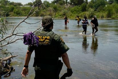 Un agente de la patrulla fronteriza observa el cruce de inmigrantes en el río Bravo, en Texas, el pasado 15 de junio.