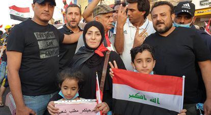 Haider y Rasha, junto a sus dos hijos, Gina y Ali, durante las manifestaciones en Bagdad.