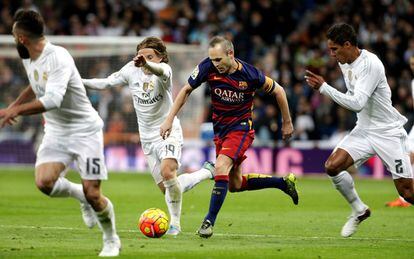 Andrés Iniesta en un momento del partido entre el Real Madrid y el FC Barcelona del 21 de noviembre de 2015, donde marcó el tercero de los cuatro goles de su equipo.