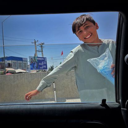 Un niño vendía mascarillas a los viajeros que accedían al aeropuerto de Kabul.