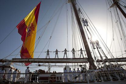 El bueque Juan Sebastián Elcano a su llegada al puerto comercial de Cádiz, en julio del 2015.